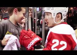 Enlace a Jordin Tootoo, grande dentro y fuera de la cancha le alegra el día a este joven fan