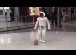 Enlace a Barack Obama flipando con un robot japonés que juega al fútbol