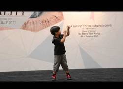 Enlace a Este niño de 6 años logrará impresionarte con su yo-yo