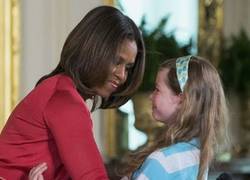 Enlace a Niña le entrega a Michelle Obama currículum de su padre desempleado