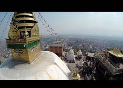 Enlace a El templo del mono de Kathmandu visto desde el aire