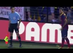 Enlace a El público le tira un plátano a Dani Alves y ni corto ni perezoso, se lo come