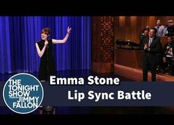 Enlace a ¡Alucinarás con la batalla de sincronización vocal de Emma Stone con Jimmy Fallon!