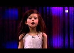 Enlace a La pequeña Angelina Jordan nos deleita con su versión de 'Fly me to the moon'