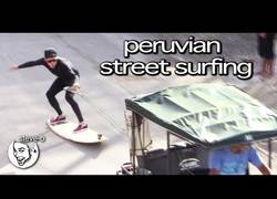 Enlace a Steve-O hace de las suyas hasta en Perú, surfeando en el asfalto