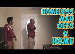 Enlace a El vagabundo que “ganó la lotería” ya tiene casa propia