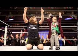 Enlace a El niño que fue una estrella de la WWE antes de morir de cáncer (inglés)