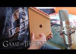 Enlace a Toca él solito todos los instrumentos para formar la sintonía de Juego de Tronos 