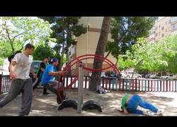 Enlace a Pretendía hacer una voltereta, no le sale bien y atención a su reacción