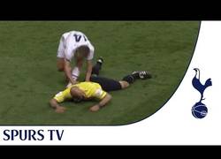 Enlace a Webb, el árbitro que quiso jugar y sufrió una dura falta