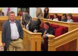 Enlace a El PP abandona un pleno cuando hablaba la madre de niño con cáncer y ante las lágrimas de un padre