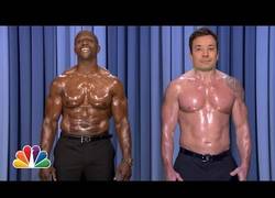 Enlace a ¡Brutal la sincronización de músculos de Jimmy Fallon con Terry Crews!
