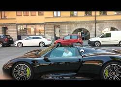 Enlace a Zlatan Ibrahimovic saliendo en su Porsche 918 Spyder