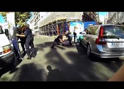 Enlace a Un conductor amenaza con una pistola a un camionero sin darse cuenta que la policía estaba al lado