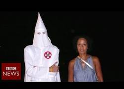 Enlace a Esta mujer se ha enfrentado al racismo cara a cara ¡Se tienen que tener bien puestos! [Inglés]