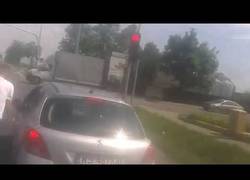 Enlace a Un camionero le quita las llaves del coche a un conductor ebrio