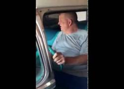 Enlace a Le regala a su padre lo que le prometió cuando tenía 8 años