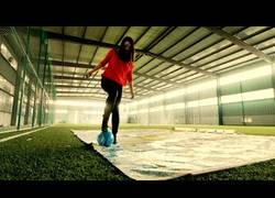 Enlace a No te imaginas lo que puede llegar a hacer esta chica con sus pies y una pelota