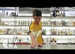 Enlace a ¿Te apetece un cocktail?¡Disfruta con el Bruce Lee de los barmans!