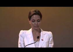 Enlace a Angelina Jolie: 'La vergüenza es del violador, no de la víctima'