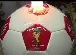 Enlace a ¿Qué sucede si pones una bola de niquel en llamas encima de un balón de fútbol?