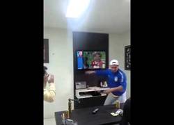 Enlace a Este es uno de los fails del mundial. Te invitan a ver la tele en su casa y...