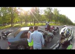 Enlace a Motoristas amenazan a un conductor pero al final... ¡Sorpresa!