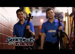 Enlace a Su abuelo llegó a Estados Unidos con tan solo un cello, ahora ellos nos sorprenden con esto