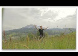 Enlace a ¡Menuda currada de vídeoclip! ¡Baila alrededor del mundo del revés!