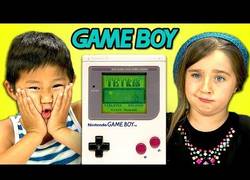 Enlace a ¿Cómo reaccionan los niños a la Game Boy original?