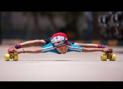 Enlace a ¡Impresionante lo que hace este crío con los patines!¡Menuda flexibilidad!