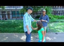 Enlace a Tienes que ver este tío haciéndose pasar por mago. Consigue que la gente haga cosas... muy raras