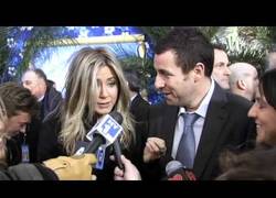 Enlace a Este periodista gigante asusta a Jennifer Aniston y a Adam Sandler