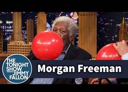 Enlace a Morgan Freeman hablando con Jimmy Fallon después de aspirar helio
