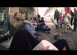 Enlace a Tres músicos solidarios ayudan a un vagabundo con su ritmo