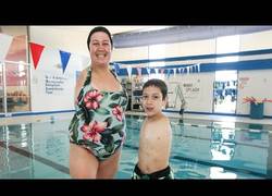Enlace a Han nacido sin brazos: Inspiradora historia de madre e hijo que viven la vida al máximo [Inglés]