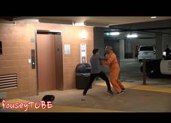 Enlace a Fousey se disfraza de prisionero para escapar