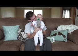 Enlace a Antes de irse le graba un vídeo muy emocionante a su hija