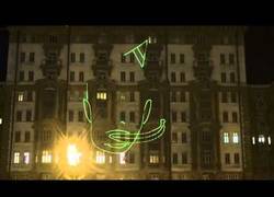 Enlace a Activistas rusos atacan a Barack Obama con un espectáculo de luz