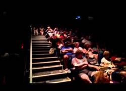 Enlace a Fans de Monty Python cantan su canción cuando el cine que ponía su película sufre problemas técnicos