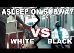 Enlace a Un blanco y un negro se quedan dormidos en el metro al final del trayecto, ¿los despertarán?
