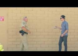 Enlace a Un mago vacila a un poli intentando venderle marihuana que desaparece