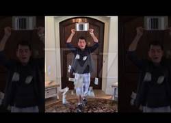 Enlace a El loco de Charlie Sheen hace el ice bucket challenge