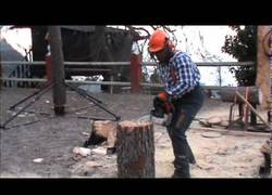 Enlace a 8 minisillas sacadas de un tronco, hecho con motosierra