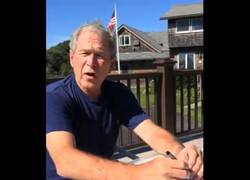 Enlace a Geroge W. Bush, la última persona que imaginarías haciendo el Ice Bucket Challenge