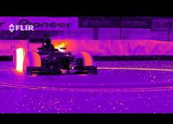 Enlace a Derrape de un F1 visto con una camara de visión infraroja