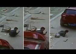 Enlace a Un niño chino es atropellado por un coche y se levanta como si nada, son como de goma
