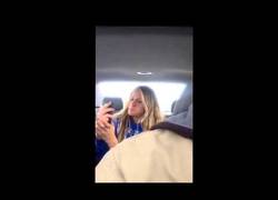 Enlace a Padre graba a su hija mientras se hace una sesión de selfies