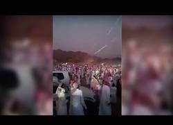 Enlace a Árabes celebran disparando cientos de metralletas al aire
