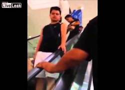 Enlace a Momento divino al subir las escaleras automáticas